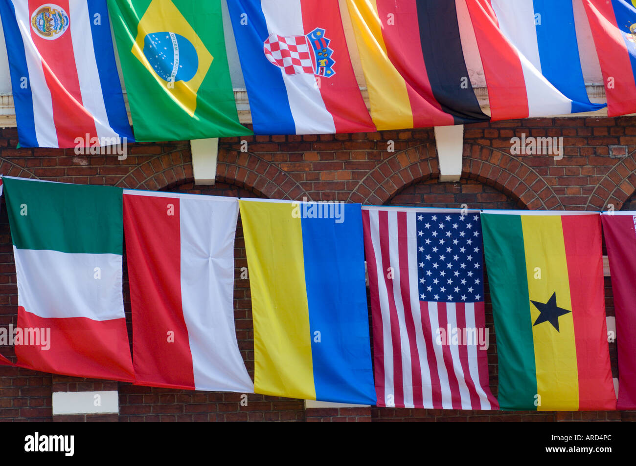 Internationale Fahnen kleiden einen Oxford England Pub während der WM 2006 Fußball-Saison Stockfoto