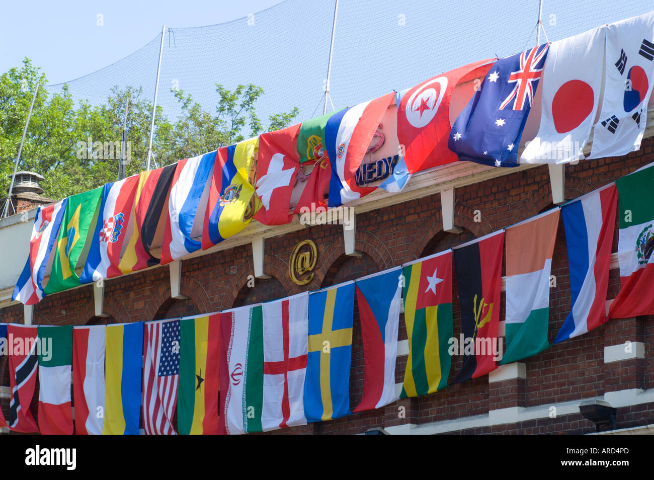 Internationale Fahnen kleiden einen Oxford England Pub während der WM 2006 Fußball-Saison Stockfoto