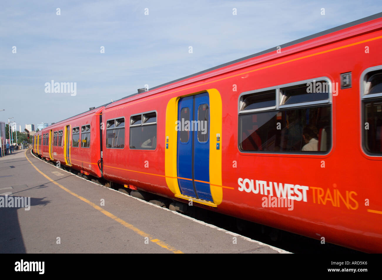 Südwesten-Züge an Kingston auf Themse station Stockfoto