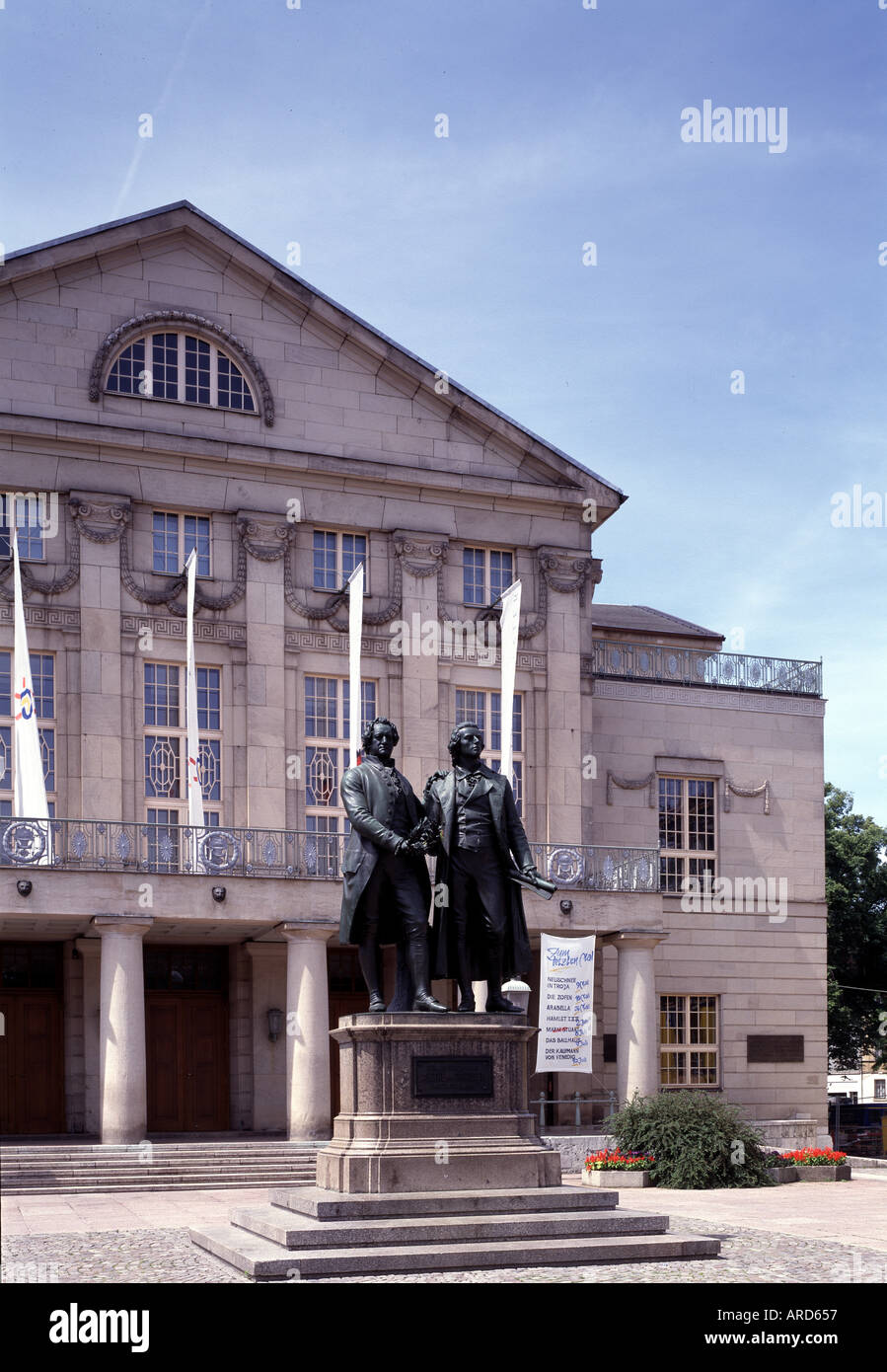 Weimar, Nationaltheater, Mit Goethe/Schiller-Denkmal Stockfoto