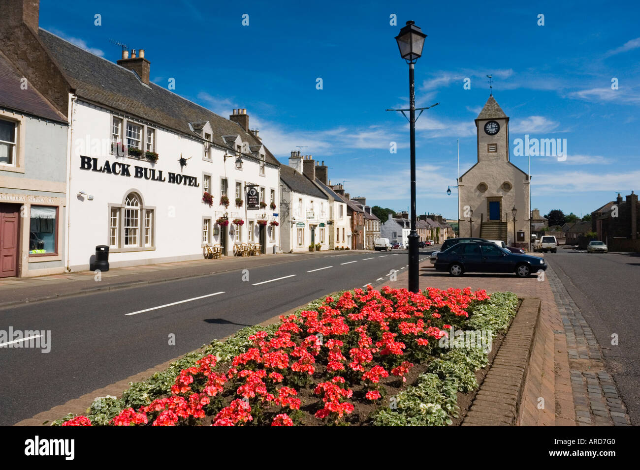 Lauder-Stadt in den Scottish Borders südlich von Edinburgh mit Black Bull Hotel und Rathaus Stockfoto