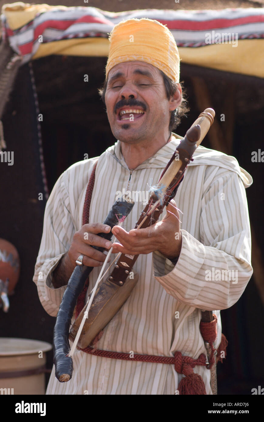 Traditionelle marokkanische Folk Geige Spieler und Sänger führt auf eine Agrotourisme Show Farm in der Nähe von Marrakesch, Marokko Stockfoto