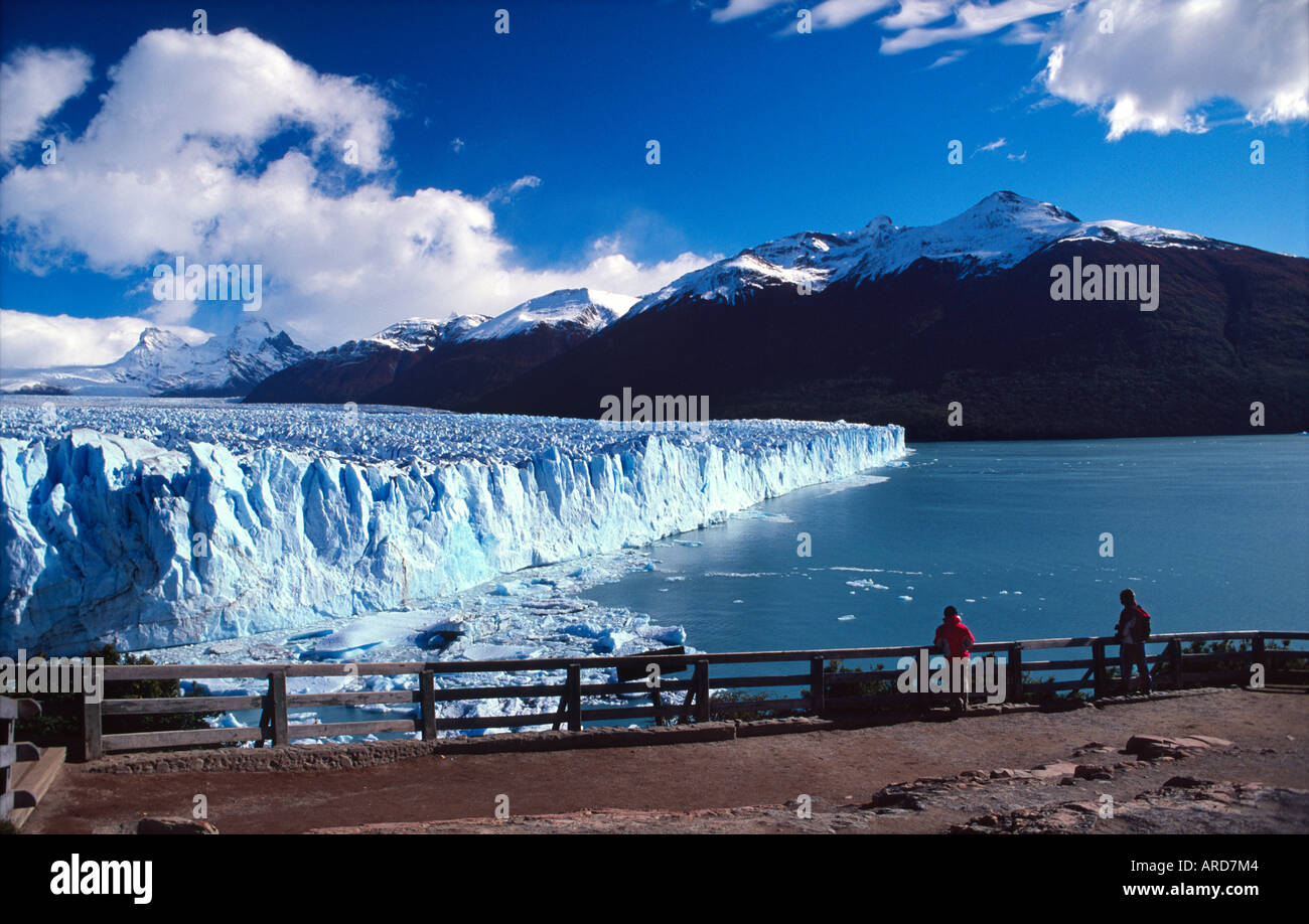 Touristen am Gletscher Perito Moreno, Parque Nacional Los Glaciares, Patagonien, Argentinien. Stockfoto