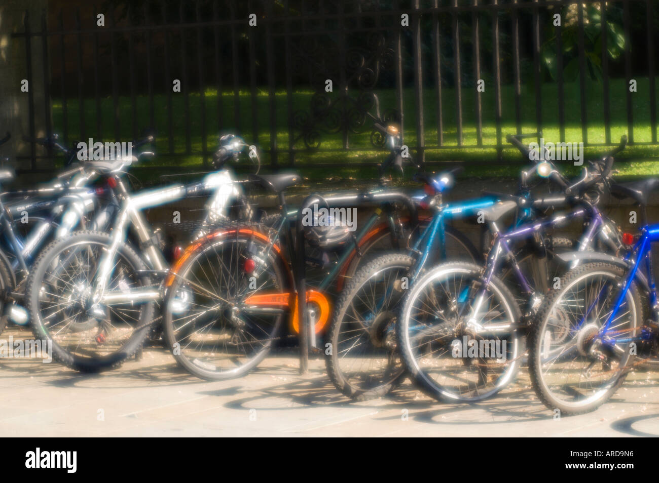 Fahrräder in der Universitätsstadt Oxford UK, wo Fahrräder die wichtigsten Transportmittel für Studenten sind Stockfoto