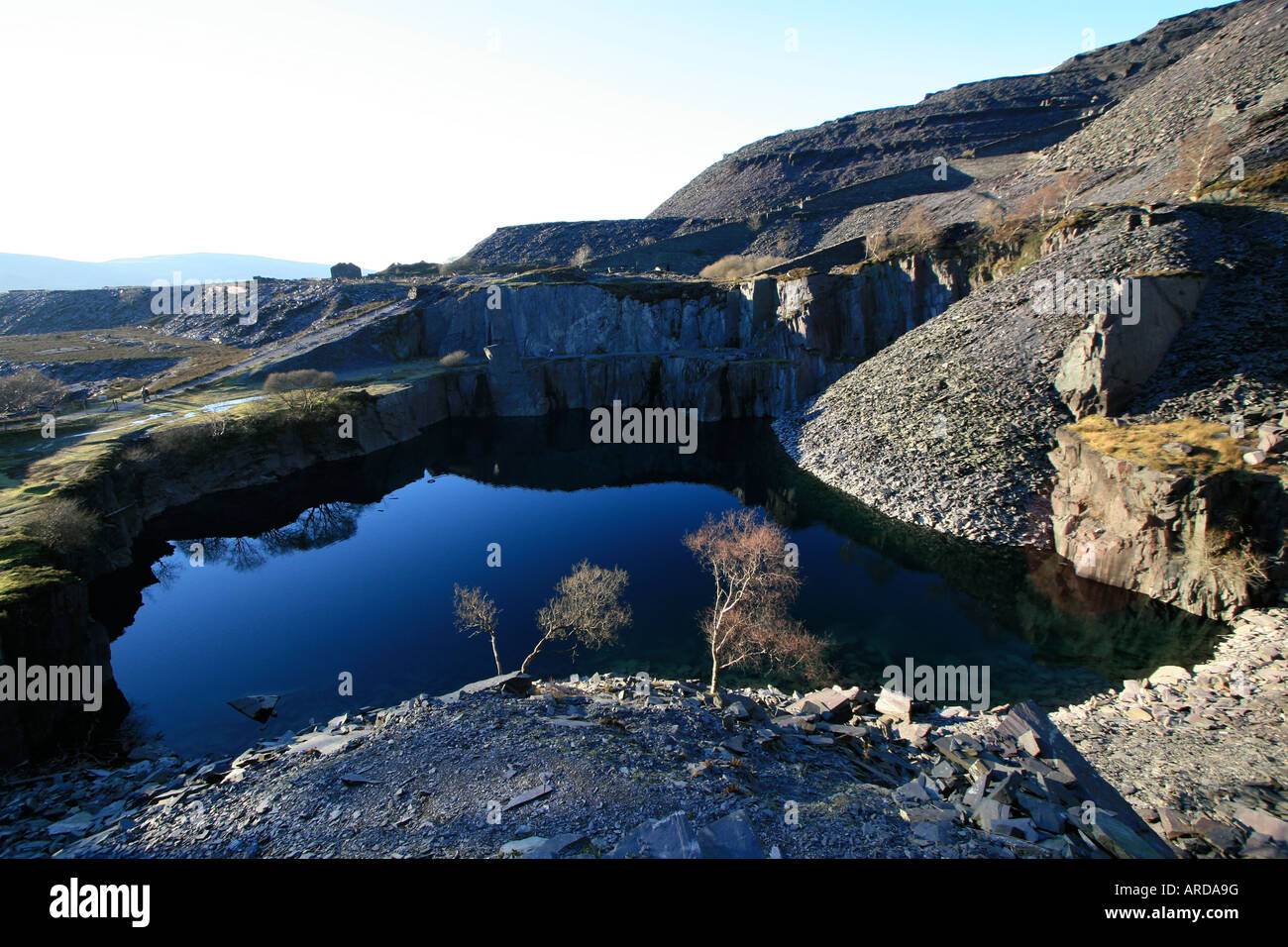 Ein Steinbruch-See in der Nähe von Llanberis in Wales als die Sonne setzt Stockfoto