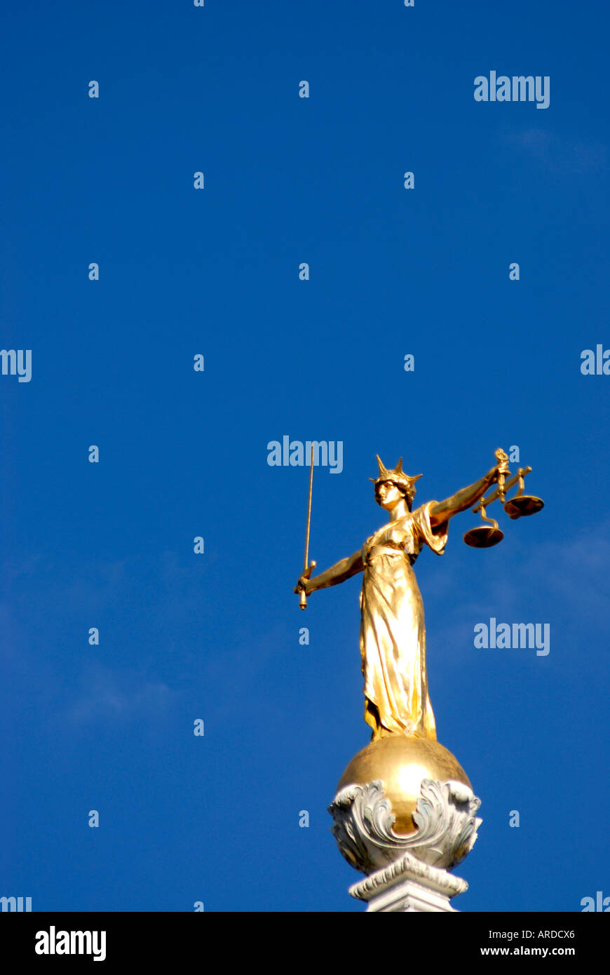 Die Waage der Gerechtigkeit auf der Oberseite der alten Bailey Central Criminal Court in der City of London Stockfoto