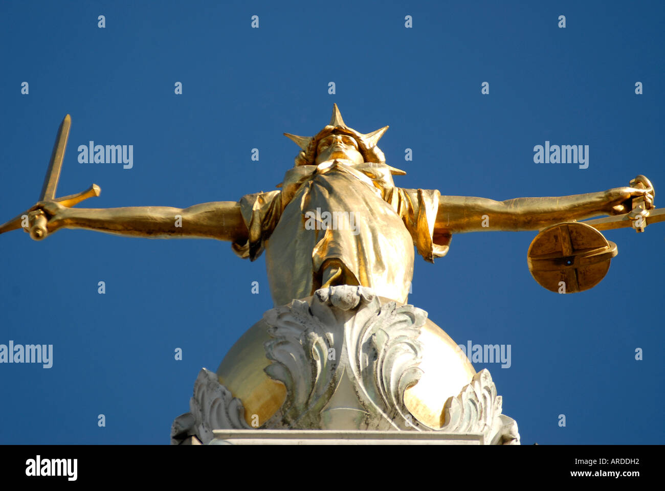 Die Waage der Gerechtigkeit auf der Oberseite der alten Bailey Central Criminal Court in der City of London Stockfoto