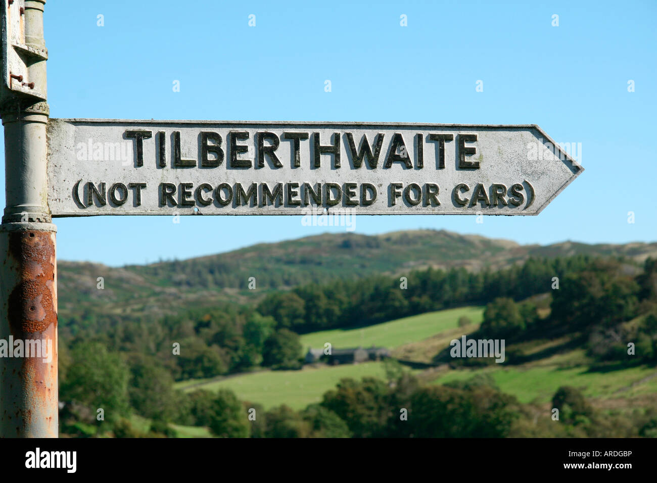 Wegweiser zur Tilberthwaite in der Seenplatte, Cumbria, England Stockfoto