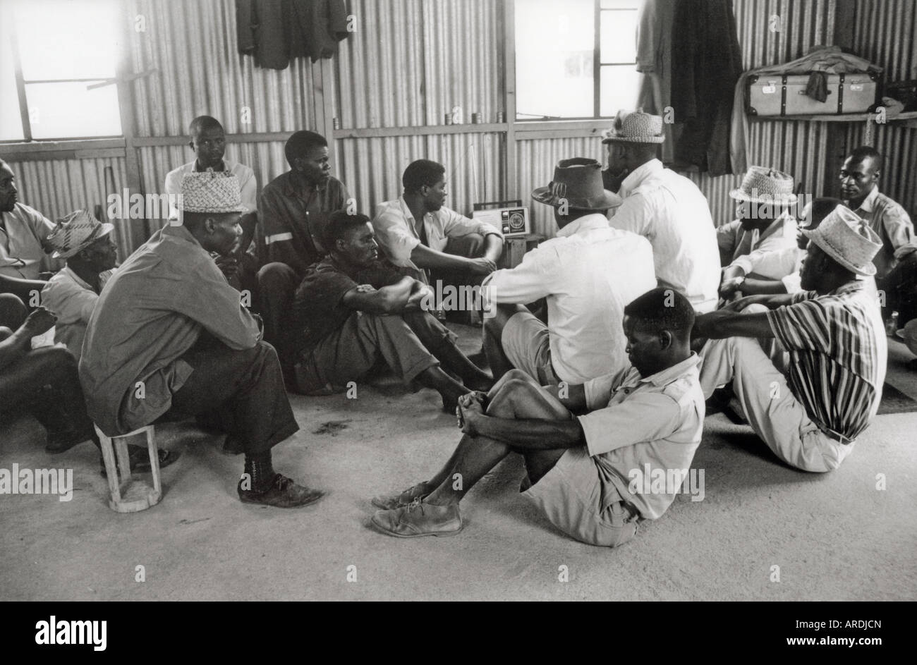 Gefangenen hören Radio im Wha Wha, einem Internierungslager in Ian Smiths Illeglly erklärten Rhodesian Republik Stockfoto