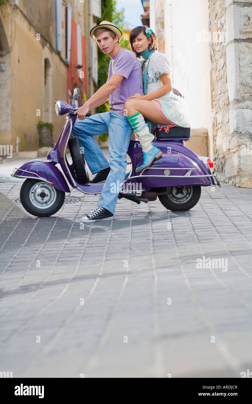 Mann und Frau auf Motorroller Stockfoto