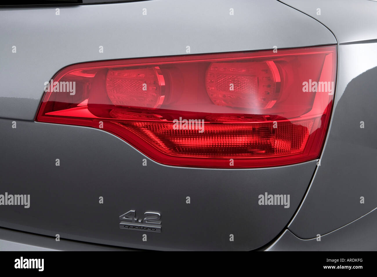 2007 Audi Q7 4.2 Quattro in grau - Rücklicht Stockfoto