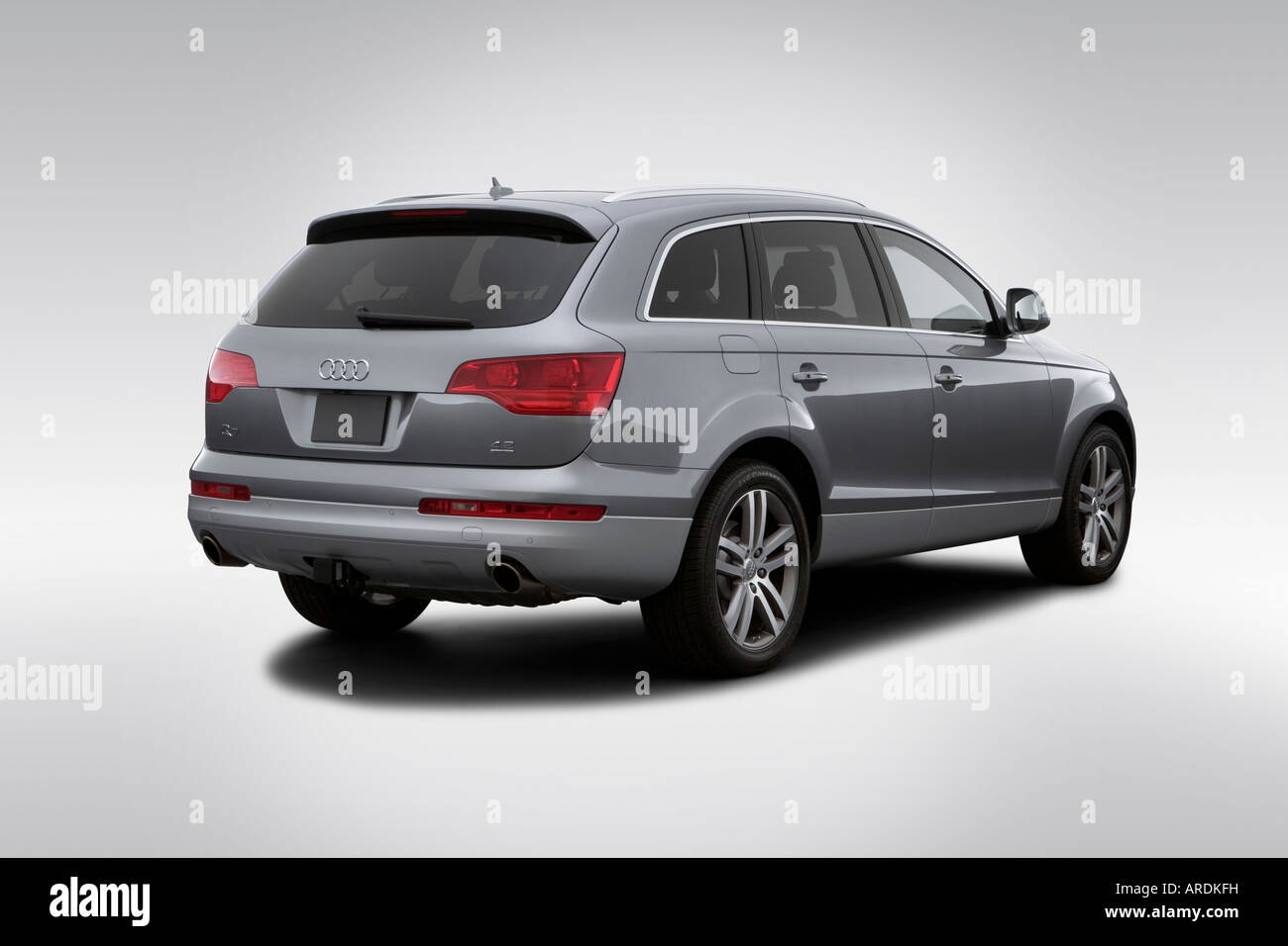 2007 Audi Q7 4.2 Quattro in grau - Winkel Rückansicht Stockfoto