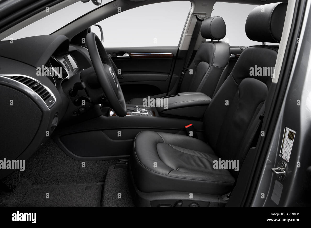 2007 Audi Q7 4.2 Quattro in grau - vordere Sitze Stockfoto