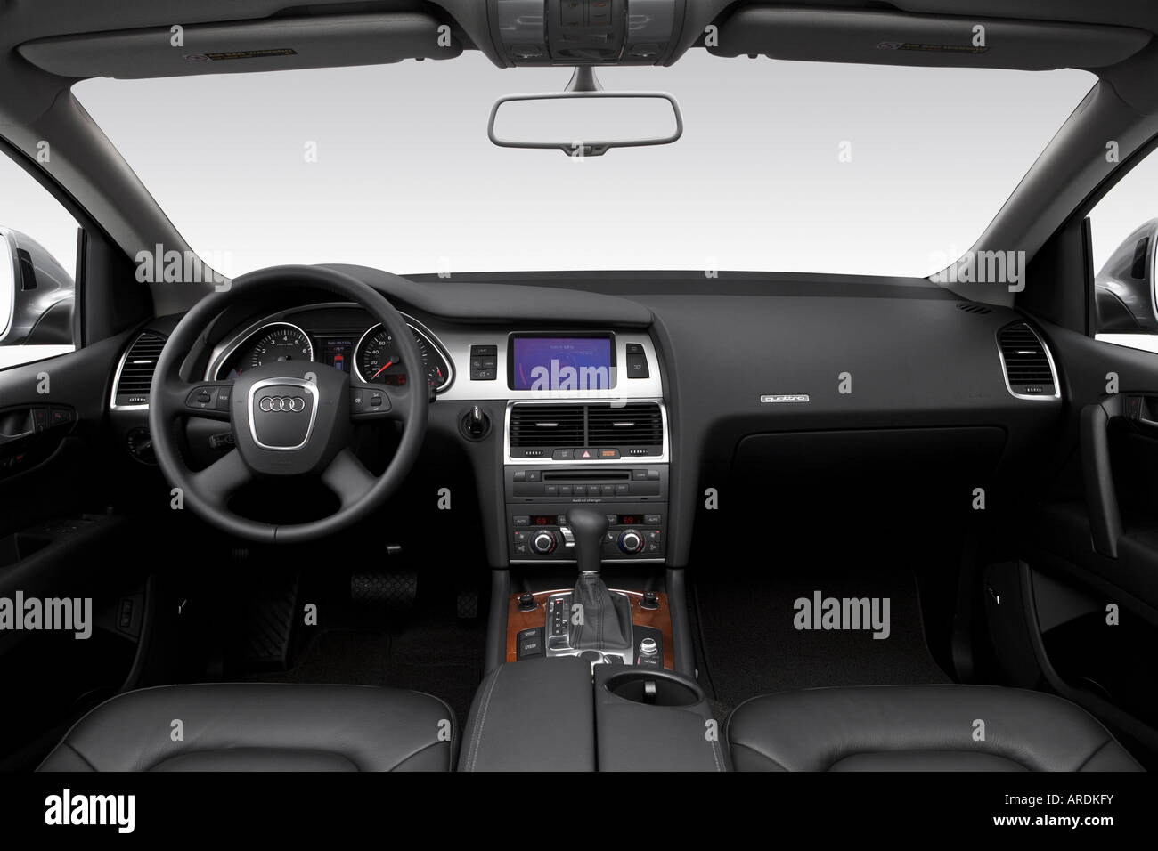2007 Audi Q7 4.2 Quattro in grau - Armaturenbrett, Mittelkonsole, Getriebe Schalthebel Ansicht Stockfoto
