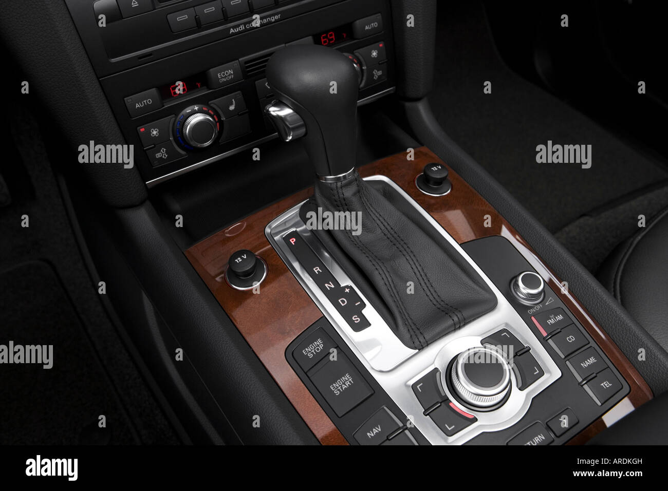 2007 Audi Q7 4.2 Quattro in grau - Getriebe Schalthebel/Mittelkonsole Stockfoto