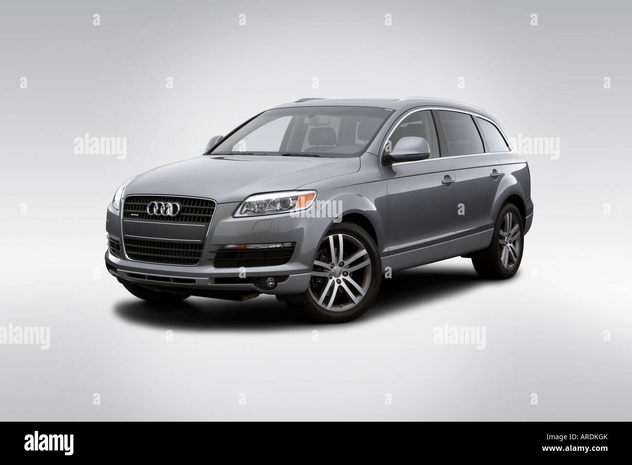2007 Audi Q7 4.2 Quattro in grau - Winkel-Vorderansicht Stockfoto