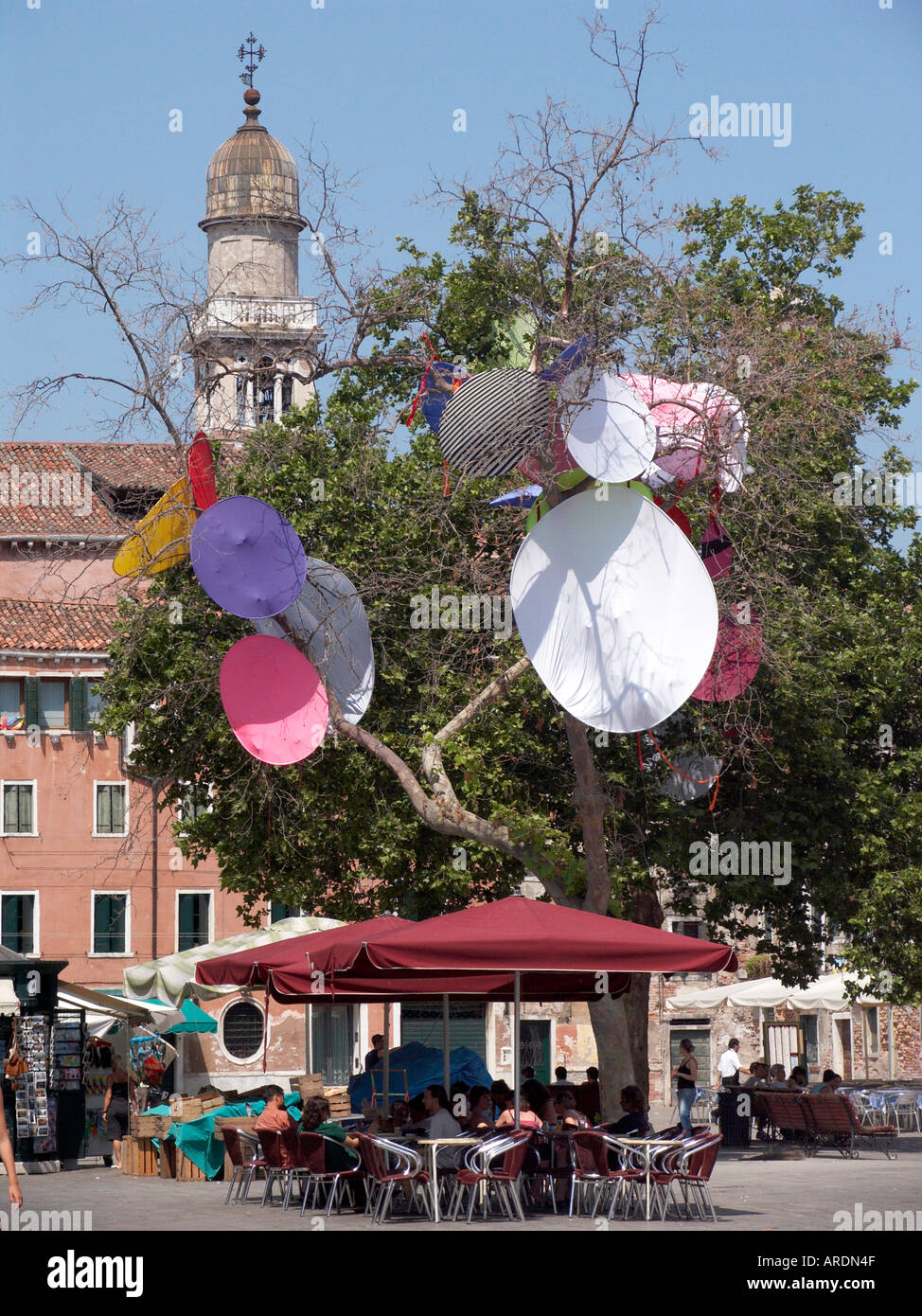 Buntes Tuch Festplatten im Baum Biennale Internationale Ausstellung moderner Kunst Campo S Margherita Dorsoduro Venedig Italien Stockfoto
