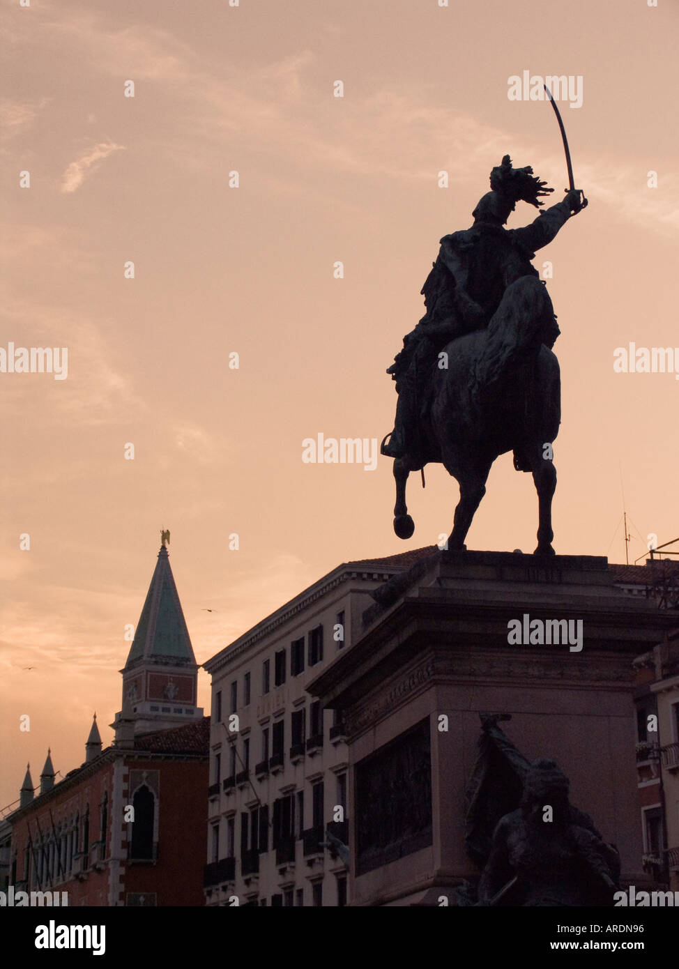 Statue von Vittorio Emanuele II auf der Riva Degli Schiavoni mit dem Glockenturm im Hintergrund bei Sonnenuntergang Venedig Italien Stockfoto