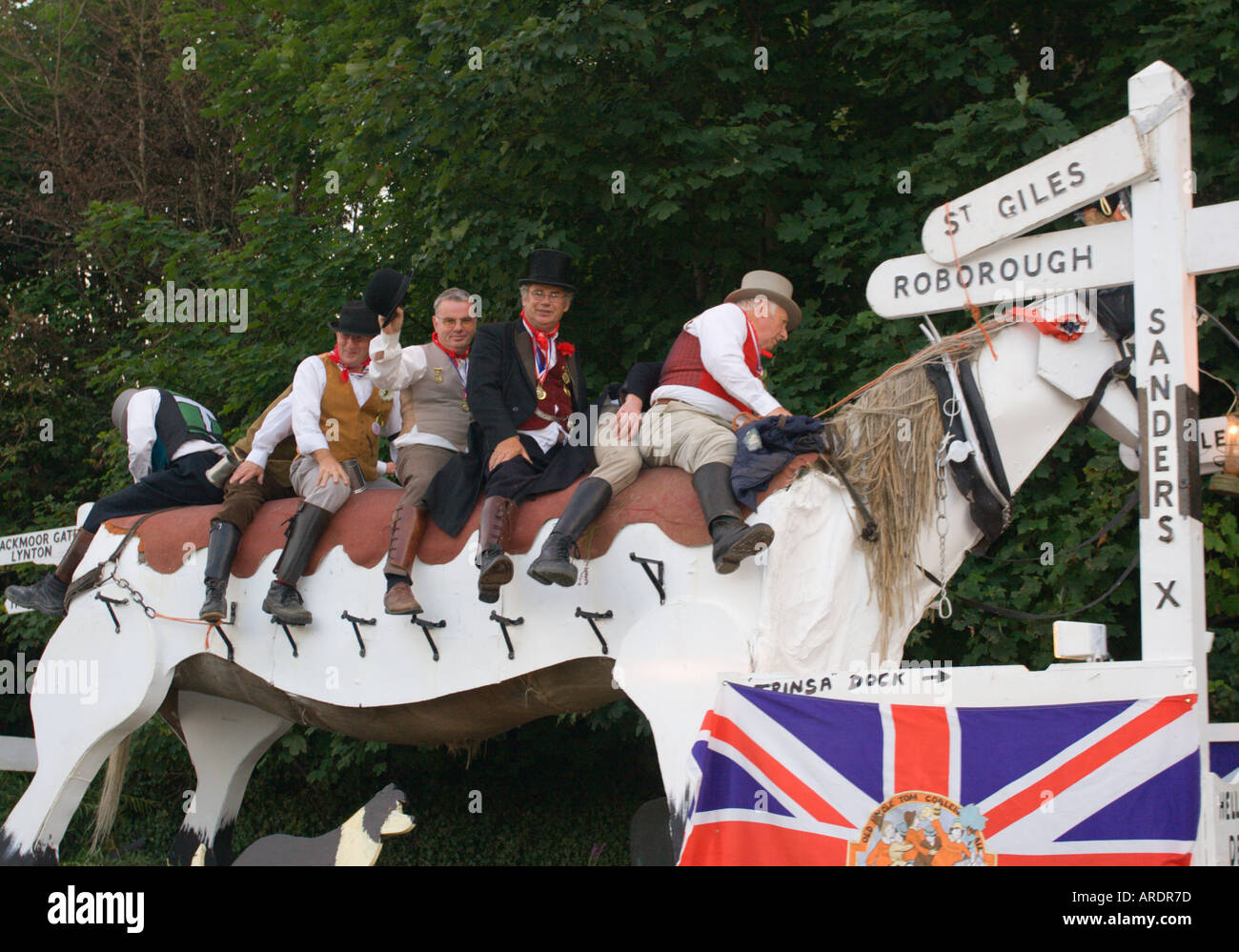Riesige weiß lackiertes hölzernes Pferd im Sommer Straße Karnevalszug in Meer Stadt von Ilfracombe North Devon England Stockfoto