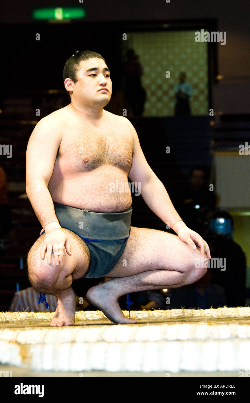 Ein Sumo-Ringer bereitet für seinen Kampf am Ryogoku-Stadion in Tokio Japan Stockfoto