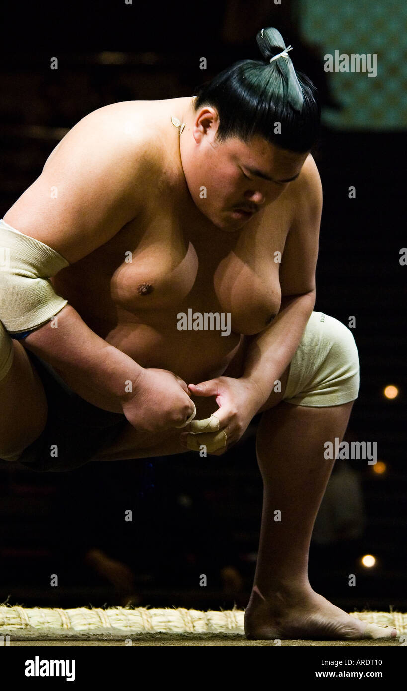 Ein Sumo-Ringer bereitet für seinen Kampf am Ryogoku-Stadion in Tokio Japan Stockfoto