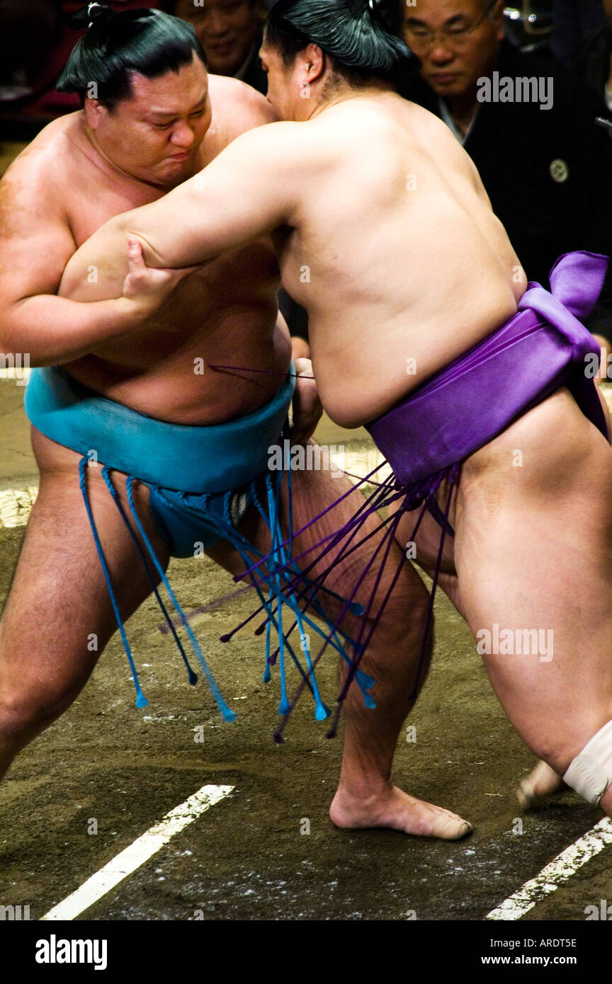 Sumo-Ringer kämpfen am Ryogoku-Stadion in Tokio Japan Stockfoto