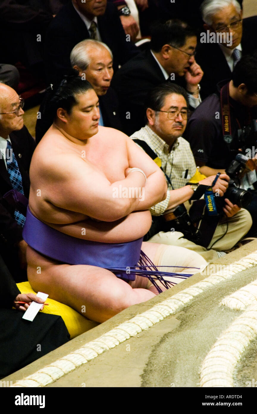 Ein Sumo-Ringer bereitet für seinen Kampf am Ryogoku-Stadion in Tokio Japan Stockfoto