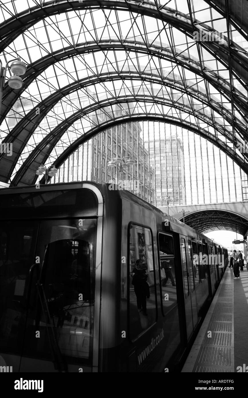 DLR oder der Docklands Light Railway, Canary Wharf, London Stockfoto