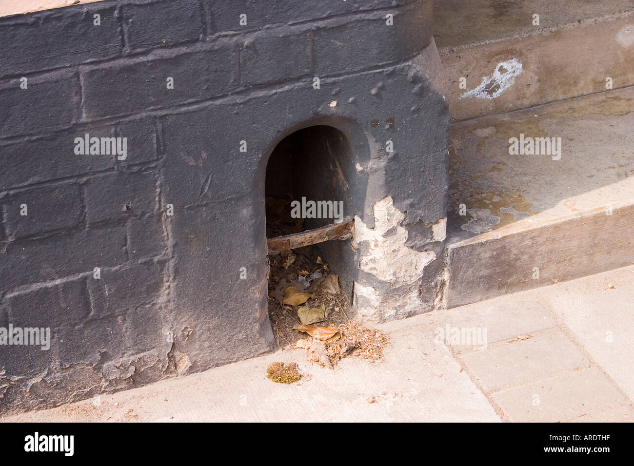 Original Bootscraper der Wand eingelassen, neben der Eingangstreppe der Krone Hotel Hay on Wye UK Stockfoto