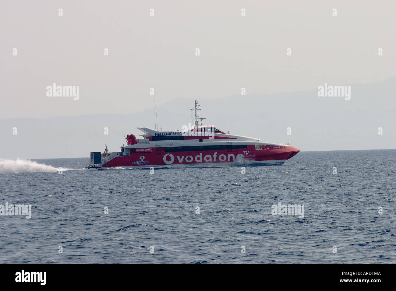 Hochgeschwindigkeits-Passagier-Katamaran Seeverkehr zwischen den griechischen Sporaden Inseln im Ägäischen Meer Stockfoto