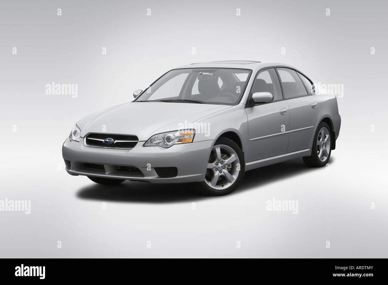 2007 Subaru Legacy 2 5i Special Edition In Silber Winkel Vorderansicht Stockfotografie Alamy