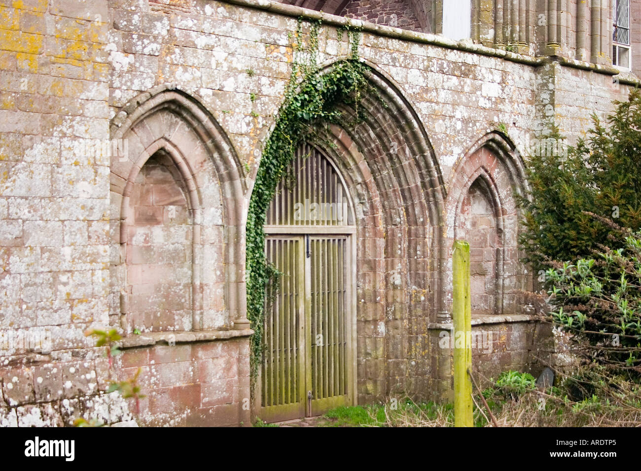 Die stillgelegten vor dem Eingang zur Llanthony Abbey UK Stockfoto