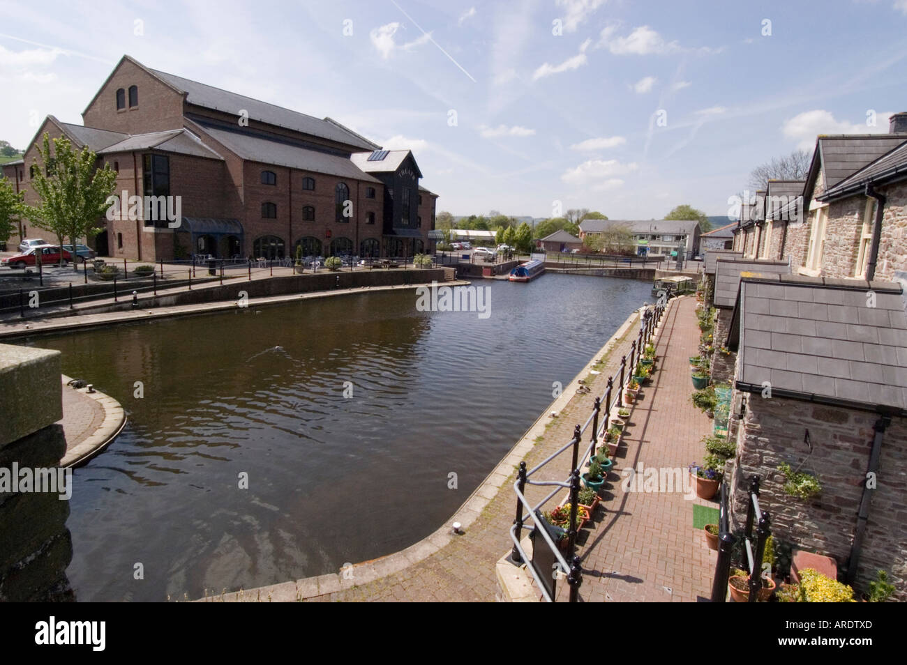 Theater Brycheiniog mit Blick auf den Brecon Canal Basin Stockfoto