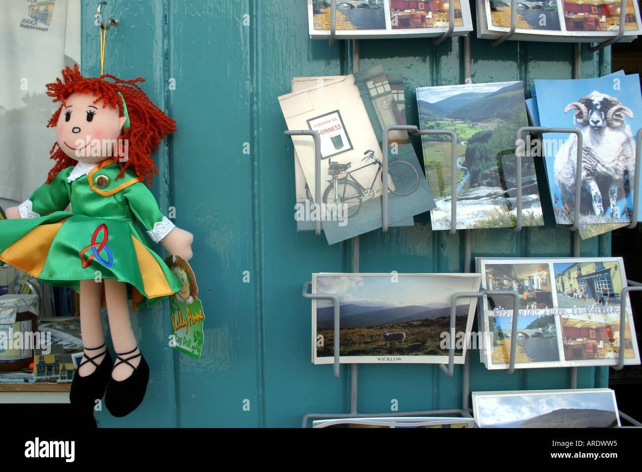 Irische Urlaubssouvenirs Aufhängen von außen laden im Dorf von Avoca, County Wicklow, Irland Stockfoto