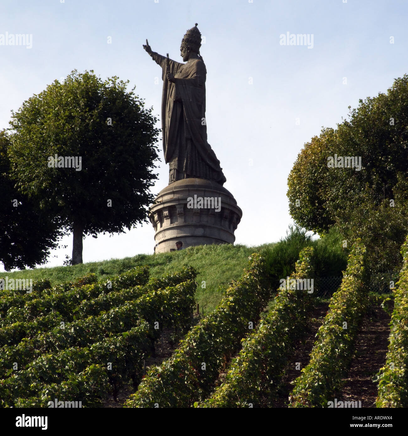 Statue von Papst Urban II steht in einem Weinberg bei Chatillon Sur Marne, Frankreich. Die Region Champagne. Stockfoto