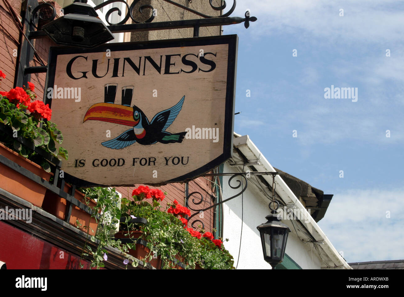 Guinness-Zeichen vor Pub in Enniscorthy, County Wexford, Irland Stockfoto