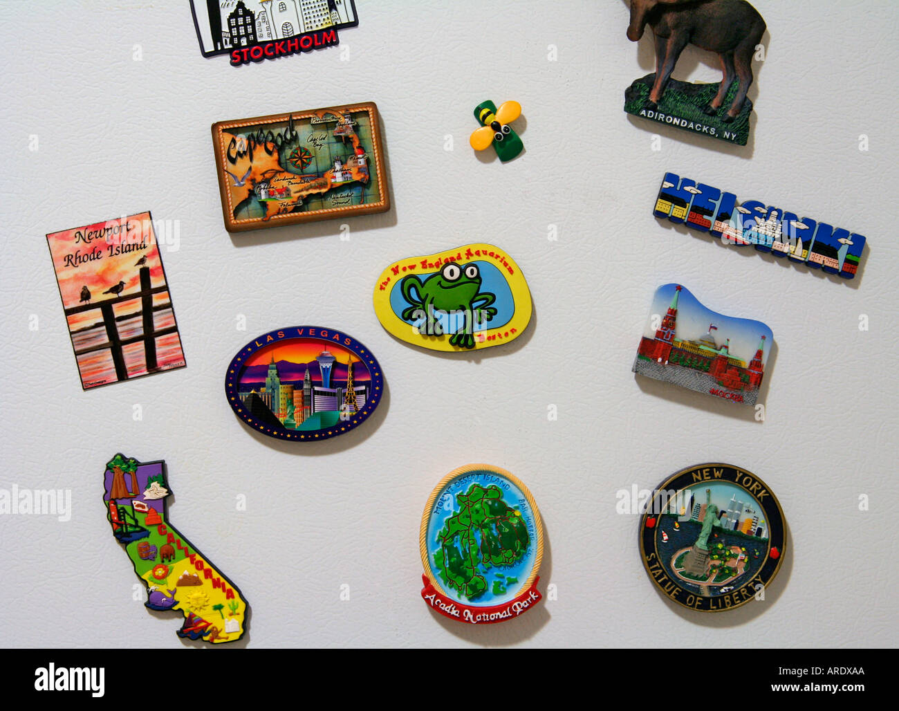 Reisen-Souvenir-Magnete auf der Kühlschranktür Stockfoto