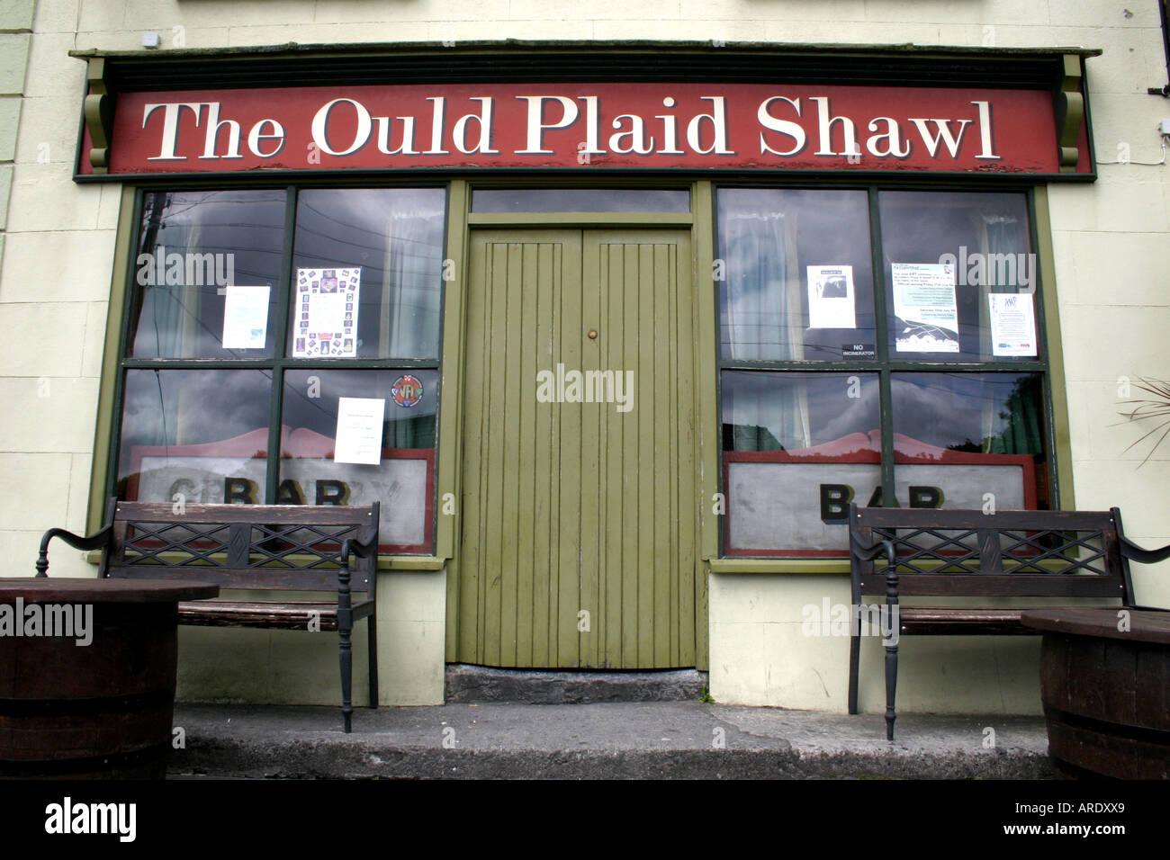 Fassade der Ould Plaid Schal Kneipe in Kinvara, County Galway, Irland Stockfoto