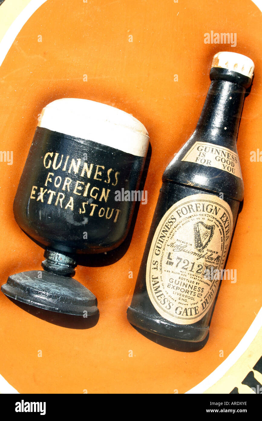 Guinness-Anzeige zeigt Flasche Bier und Bierglas, Wexford Town, County Wexford, Irland Stockfoto