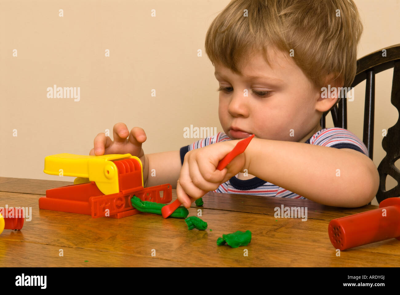 junge Kleinkind Kind spielt mit "Spielen Teig" Werkzeuge und Spielzeug schneiden und Modellierung 22 Monate alt Stockfoto