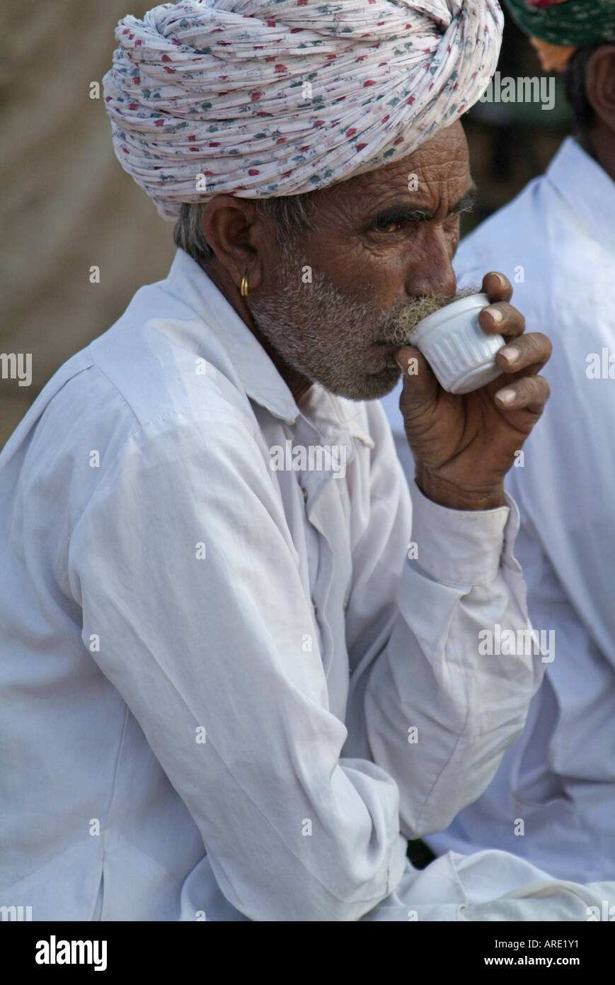 Mann das Trinken von Kaffee in Indien Stockfoto