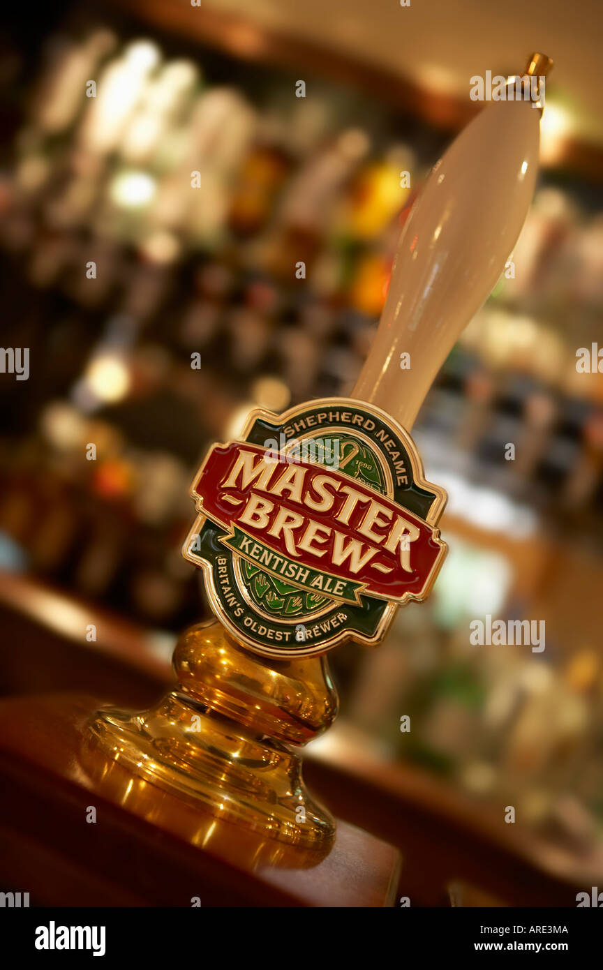 SHEPHERD NEAME MASTER BREW TRADITIONELLE BIER HANDPUMPE IM ENGLISCHEN PUBLIC HOUSE Stockfoto