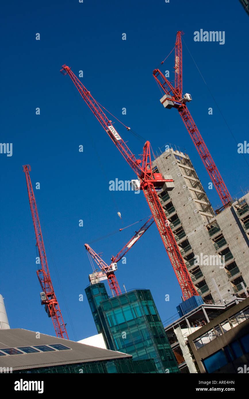 Baukräne auf Baustellen in der City von London GB UK Stockfoto