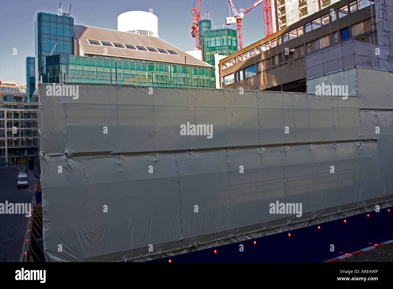 Gerüste und Baustelle getarnt durch das Einwickeln von Stadt von London Stockfoto