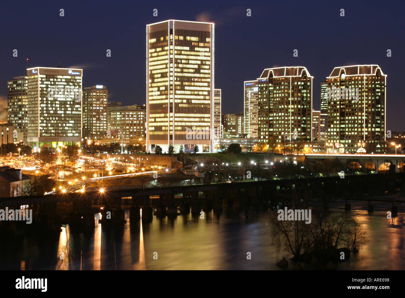 Richmond Virginia, James River Water, Skyline der Stadt, Stadtbild, Innenstadt, Stadtzentrum, Gebäude, Architektur, Architektur, städtisch, Bevölkerung, randvoll mit wi Stockfoto