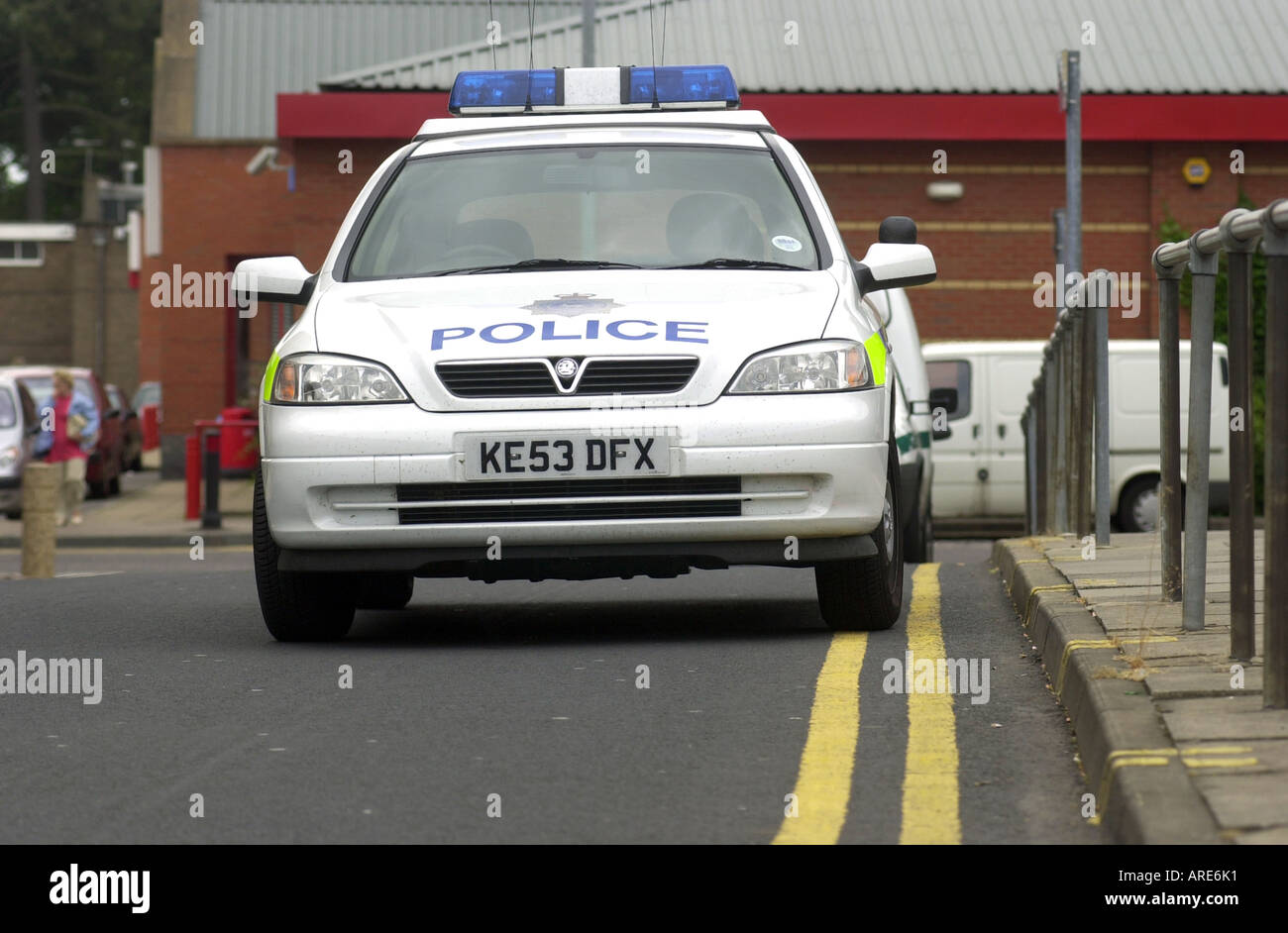 Polizeiauto geparkt auf doppelte gelbe Linien UK Stockfoto