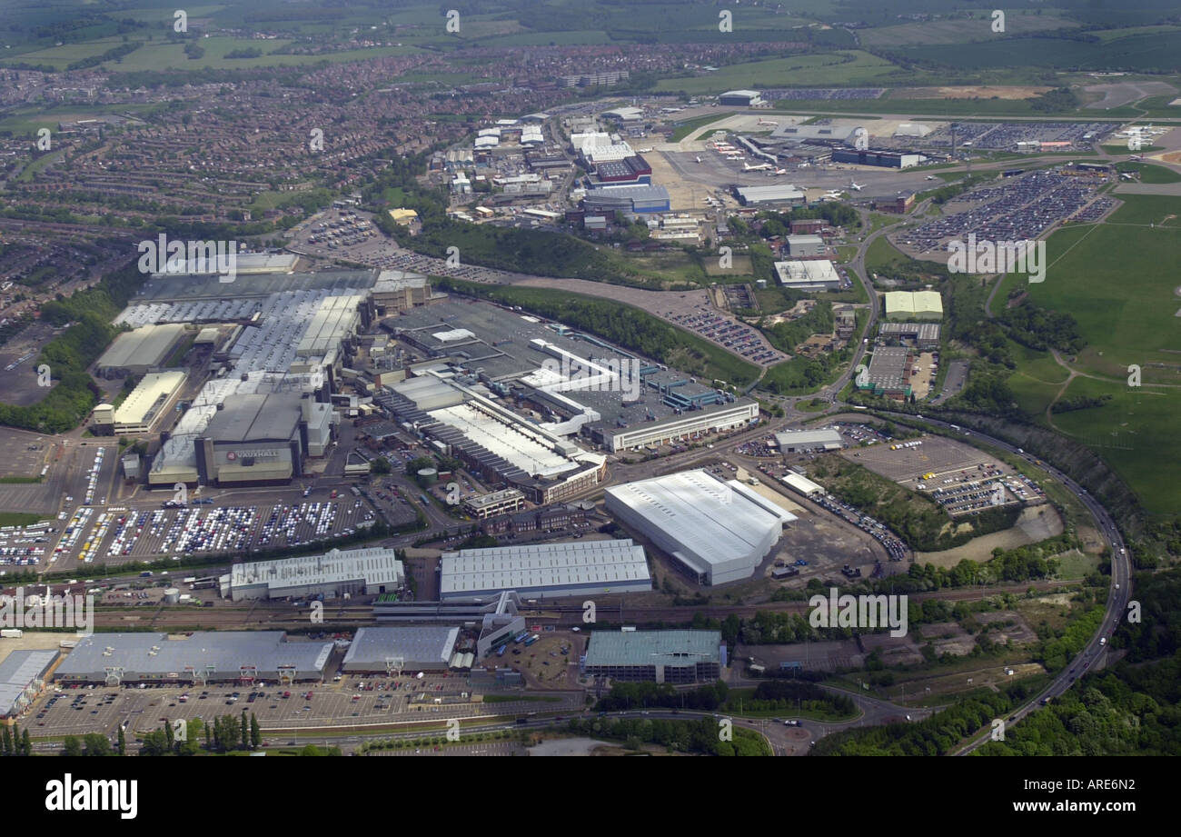 Luftaufnahme von Vauxhall s Hauptwerk in Luton mit dem Flughafen aus dem Hintergrund Bedfordshire UK Stockfoto