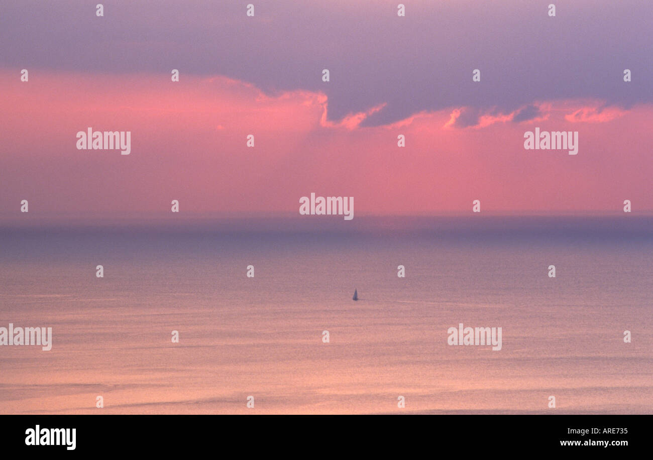 Einsamer Yacht Segeln über offene Meer Ozean in Abend Morgenlicht beruhigen Stockfoto