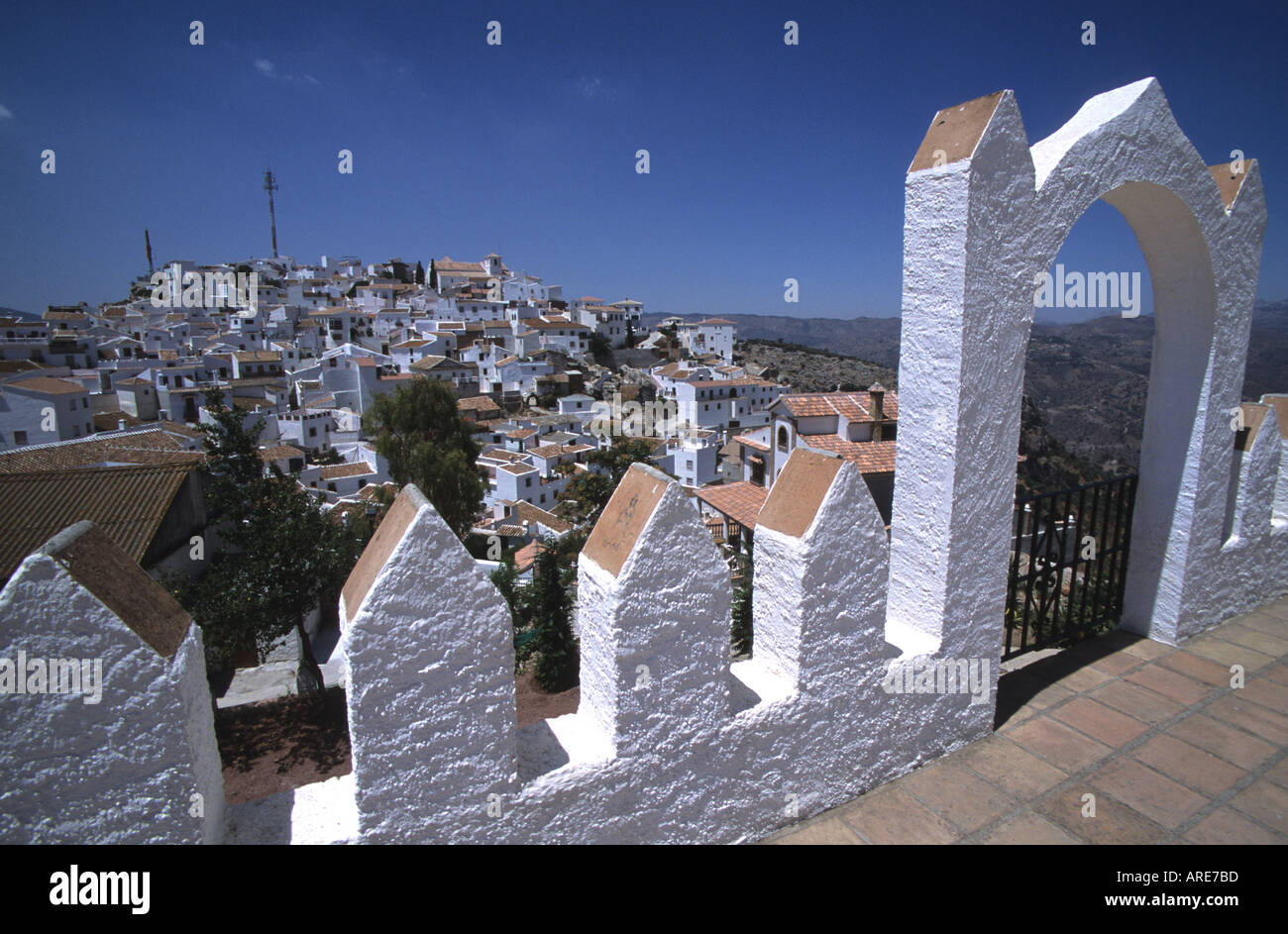 Spanien Europa Andalusien Comares weißen Häuser und Steinzaun Stockfoto