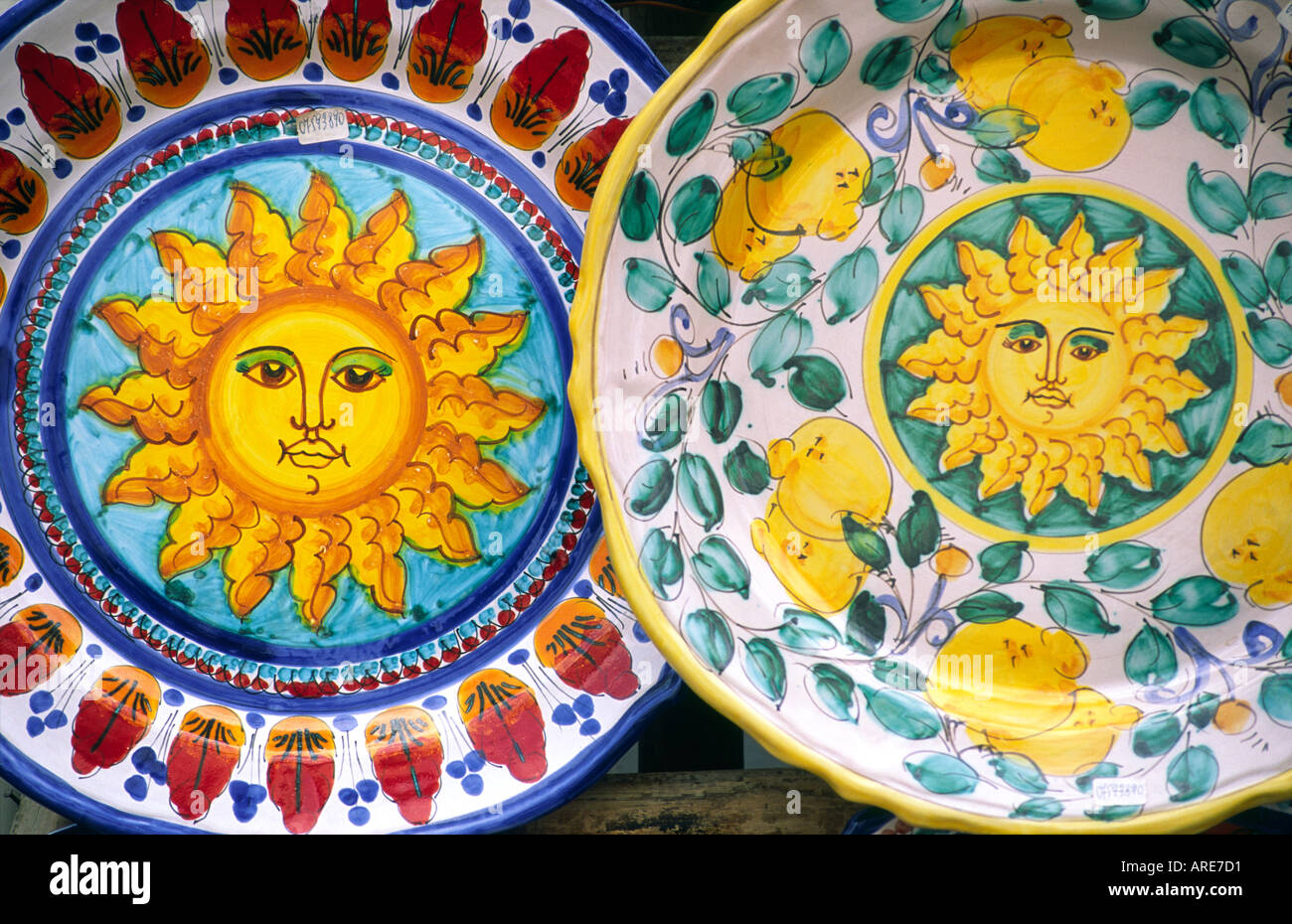Sizilien, Italien. Typische sizilianische Sonne Motive auf lokal hergestellte Keramik Obst Salat Teller Gerichte Stockfoto